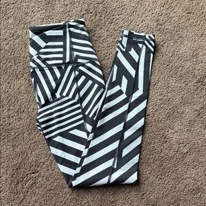 VICTORIA SPORT Black and White Geometric Leggings